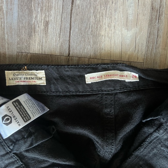 Levi’s Ribcage Ankle Pant in Black - Picture 5 of 7
